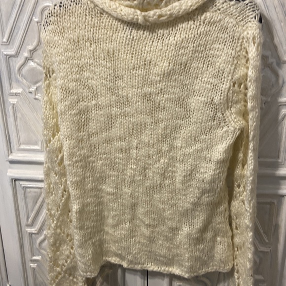 ❤️Valentines Winter white crocheted sweater - Picture 8 of 8